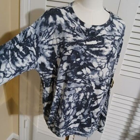 Andrew Marc  Large Navy/White Tie-Dye Women's Long-Sleeved top Easy Care - Picture 5 of 14